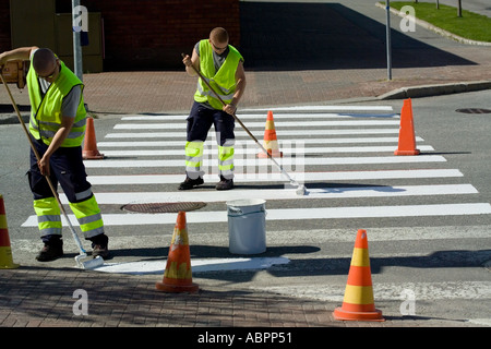 Männer, die Malerei Zebrastreifen Streifen Stockfoto