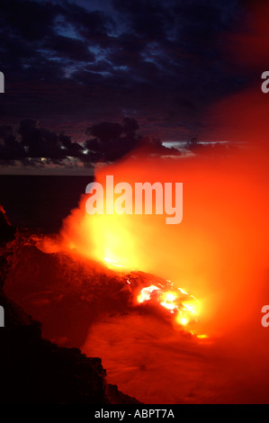 Explosive Ka Ili Ili Ozean Eintrag bei Sonnenaufgang Hawaiʻi-Volcanoes-Nationalpark Stockfoto