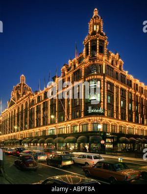 GB - LONDON: Harrods Kaufhaus bei Nacht Stockfoto