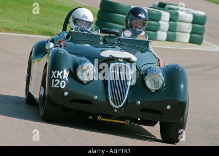 Jaguar XK120 durchläuft die Schikane am Goodwood Motor Circuit, Sussex, UK. Stockfoto