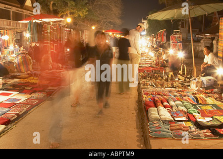 Passanten entlang Handwerkermarkt Stockfoto