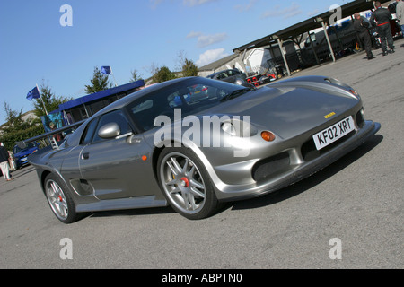 Eine Noble M12 GTO 3R erwartet Streckenzeit im Fahrerlager in Goodwood Motor Circuit Stockfoto