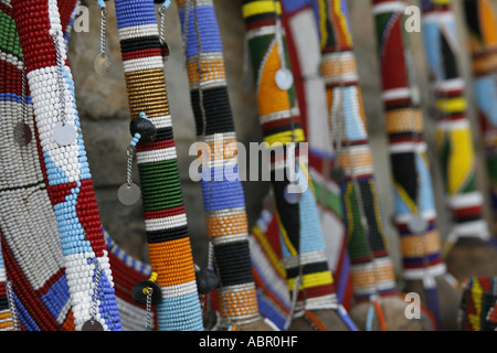 Bunte Masai-Waffen in einem afrikanischen Markt Stockfoto