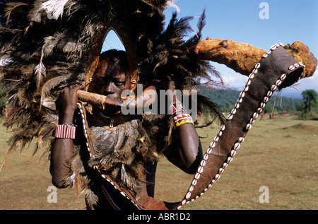 Lolgorian, Kenia. Siria Maasai Manyatta; Moran "Löwenkopf" mit Horn Musikinstrument. Stockfoto