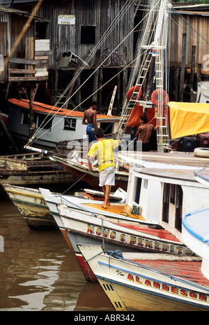 Belem, Brasilien. Flussschiffe aufgereiht entlang der Uferstraße im Hafen. Para-Zustand. Stockfoto