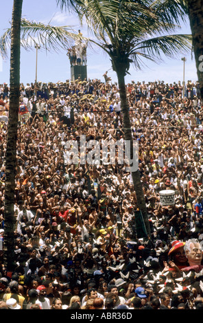 Salvador da Bahia, Brasilien. Karneval; Masse der Feiernden auf den Straßen. Bundesstaat Bahia Stockfoto