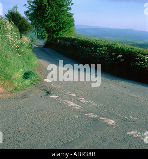 Eine T-Kreuzung auf dem Land mit gebrochenen weißen Linien Straßenmarkierungen, die in der walisischen Landschaft frisch gestrichen werden müssen Carmarthenshire Wales Großbritannien KATHY DEWITT Stockfoto