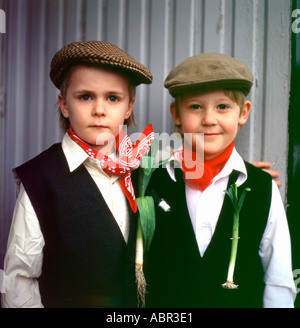 Walisische Schuljungen, die Lauch auf Weste tragen, feiern (Saint David) St. Davids Day in Llanwrda Carmarthenshire Wales UK KATHY DEWITT Stockfoto