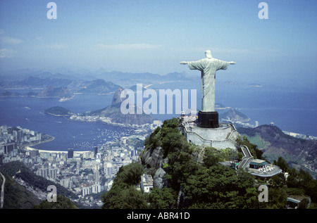Rio De Janeiro, Brasilien. Christus-Statue, Luftaufnahmen mit dem Zuckerhut hinter erschossen. Corcovado Berg. Stockfoto