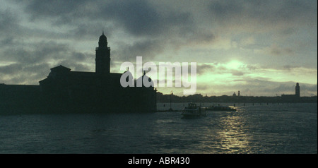 Die Insel San Giorgio Maggiore Venedig Italien in der Nähe der Dogenpalast aus gesehen Stockfoto