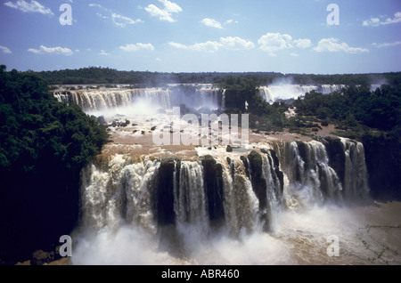 Iguaçu-Wasserfälle, Brasilien. Die Wasserfälle von oben mit aufsteigenden Nebel gesehen. Stockfoto