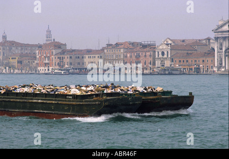 Müll-Schiff verfügt über Abfall Müll von Venedig Stockfoto