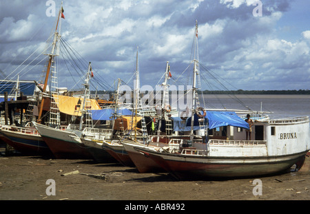 Belem, Bundesstaat Para, Brasilien. Flussschiffe auf der Seite des Flusses am Ufer aufgereiht. Stockfoto