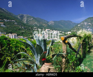 Blick vom Ravello in Richtung der Berge im Landesinneren von Amalfi Stockfoto