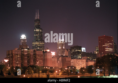 Skyline mit Welten höchsten Sears Tower nach Sonnenuntergang Chicago USA Stockfoto
