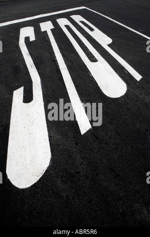 Stop-Schild auf die Straße gemalt Stockfoto