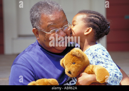 Grossvater Enkelin Kuss Stockfoto