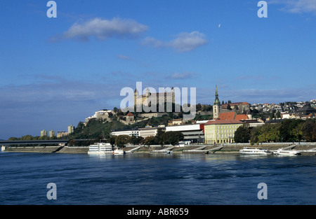 Bratislava, Slowakei. Blick auf die Stadt mit der Burg aus der Donau. Stockfoto