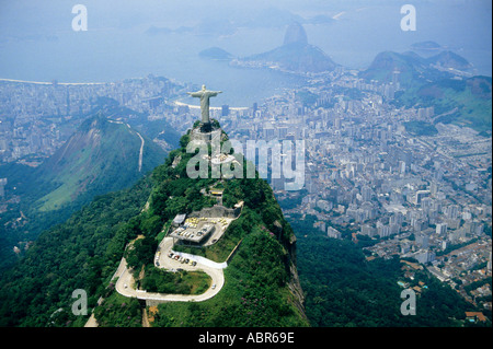 Corcovado, Rio De Janeiro, Brasilien. Christus-Statue, Luftaufnahmen von hinten erschossen mit Zuckerhut und Guanabara-Bucht. Stockfoto