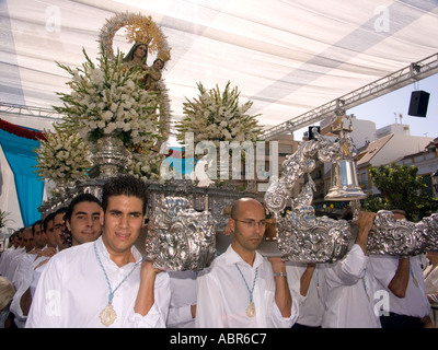 Thron der Jungfrau Maria durch Thron Träger, Costaleros an der Feria von Fuengirola, Costa Del Sol, Andalusien, Spanien Stockfoto