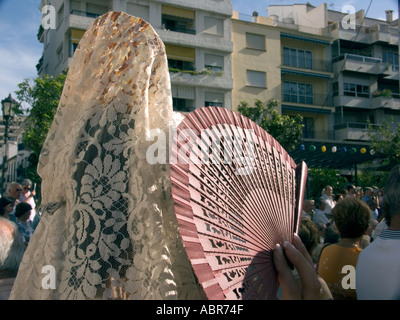 Spanish Lady mit Spitze Kopfschmuck Mantilla, Fuengirola, Andalusien, Costa Del Sol, Spanien Stockfoto