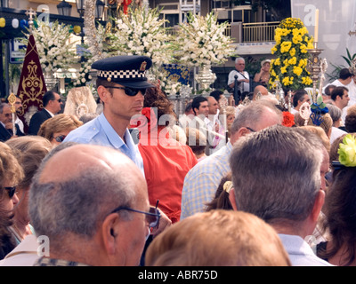 Spanische Polizisten in der Menge auf der Feria, Fuengirola, Costa Del Sol, Andalusien, Spanien Stockfoto