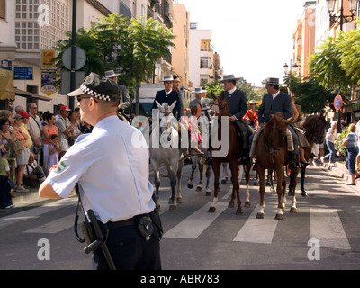 Spanische Polizisten kontrollieren Fahrer an einem Zebrastreifen auf der Feria, Fuengirola, Costa Del Sol, Andalusien, Spanien Stockfoto