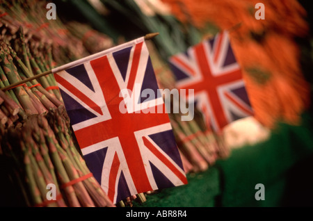 Union Jack Fahnen Kennzeichnung britischen Gemüse auf dem Display an Borough Market, Southwark, London, England Stockfoto