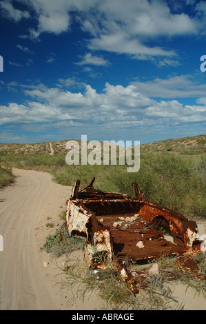 Ende der Straße: verrostet Autowrack neben groben sandigen Strecke in Australiens Outback Gascoyne Region Western Australia Stockfoto