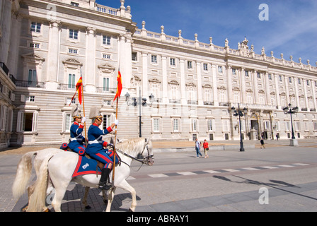 Königliche Palast Palacio Real in Madrid Spanien mit königlichen Garde und Pferd montiert Wachen an einem sonnigen Tag Stockfoto