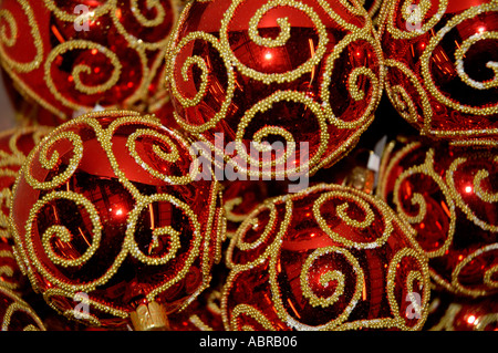 Gold und rote Christbaumkugeln Weihnachtsschmuck in Korb Stockfoto