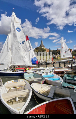 Segeln Dinghys auf dem Zettel am Bosham West Sussex.Church der Heiligen Dreifaltigkeit im Hintergrund gestartet wird Stockfoto