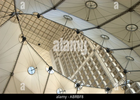 Grande Arche De La Defense Paris Frankreich Blick unter die Haube Stockfoto
