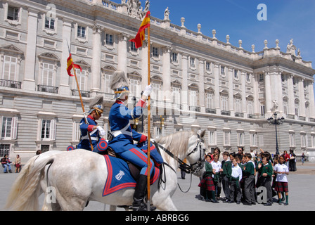 Königliche Palast Palacio Real in Madrid Spanien mit königlichen Garde und Pferd montiert Wachen an einem sonnigen Tag Stockfoto