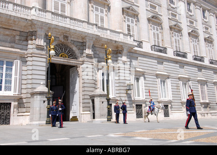 Königliche Palast Palacio Real in Madrid Spanien mit königlichen Garde und Pferd montiert Wachen an einem sonnigen Tag Stockfoto