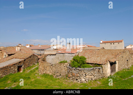 Alte Steinhäuser mit roten Ziegeldächern im ländlichen Castilla y Leon Spanien Stockfoto