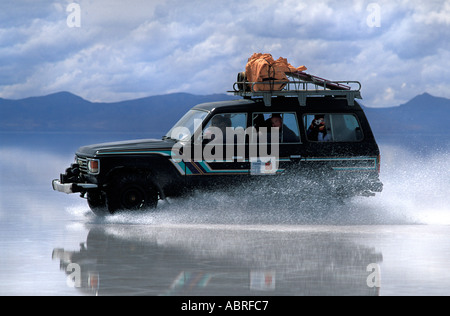 Unglaubliche Reflexionen des Himmels im Wasser Bolivien S America über Salzsee Salar de Uyuni in einem 4 x 4 zu beschleunigen Stockfoto