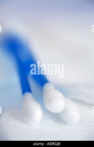 Blaue und weiße Watte Knospen Tupfer Stockfoto