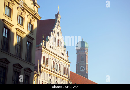 Europa Deutschland Bayern Bayern München Kaufingerstrasse Michaelskirch und Frauenkirche über Stockfoto