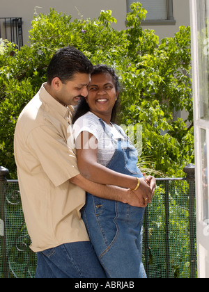 Sri Lanka indischer Mann umfassenden 8 Monate schwangere Frau Stockfoto