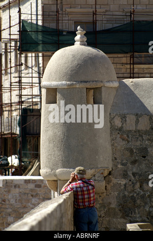 Dubrovnik Adria Kroatien Dalmatien - Suche Position auf Mauern der Festung am Hafen Stockfoto