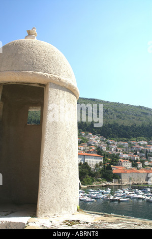 Dubrovnik Adria Dubrovnic Dubrovnick Kroatien Dalmatien - Suche Position auf Mauern der Festung am Hafen Stockfoto