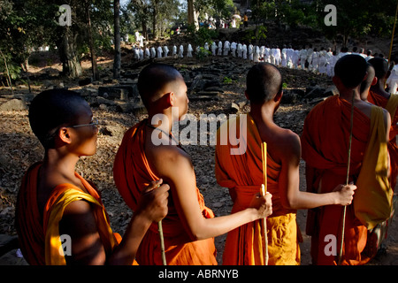 Buddhistische Mönche nähern Bayon Tempel, Angkor, für eine Zeremonie zu beten für Frieden und Versöhnung in Kambodscha Stockfoto