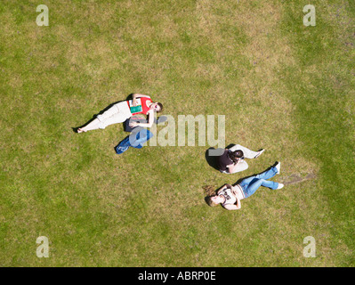 Junge Frauen, Sonnenbaden und Relaxen auf dem Rasen Stockfoto