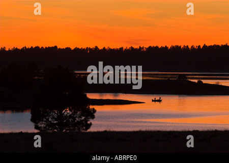 Sonnenuntergang über Schlüsselloch Reservoir im nordöstlichen Wyoming mit Fischer auf See Stockfoto