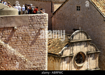 Touristen auf der Suche nach unten auf Placa Stradun Dubrovnik Adria Kroatien Dalmatien von der Festungsmauern Stockfoto