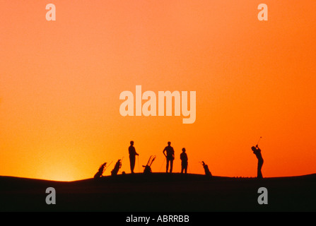 Golfer, die Silhouette bei Sonnenuntergang Stockfoto