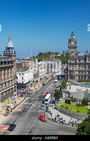 Princes Street, Edinburgh, Schottland. Blick vom Scott Monument entlang der Princes Street zum Balmoral Hotel und Calton Hill Stockfoto
