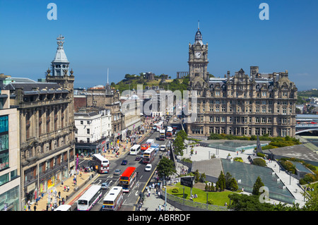 Princes Street, Edinburgh, Schottland. Blick vom Scott Monument entlang der Princes Street zum Balmoral Hotel und Calton Hill Stockfoto