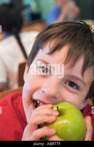 Washington DC Joey West 6 isst einen Apfel Stockfoto